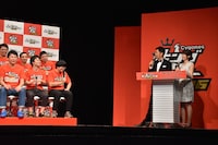 会見中の様子。