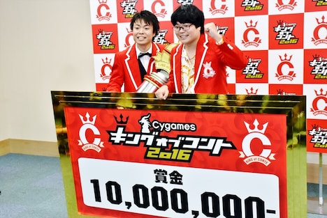 記者会見の様子。