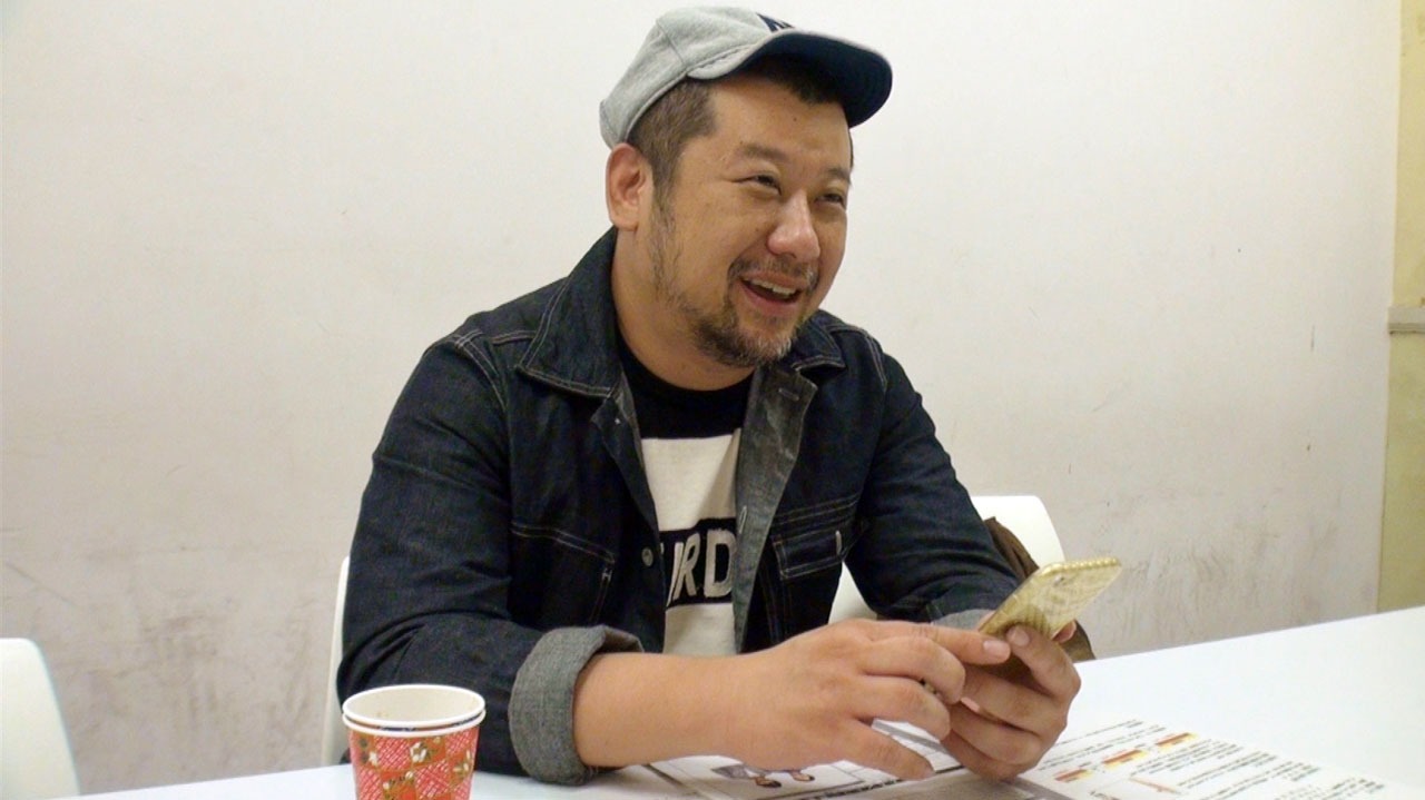 若手の30秒ネタをチェックするケンドーコバヤシ。