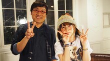 左から南海キャンディーズ山里、aiko。