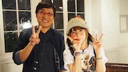 左から南海キャンディーズ山里、aiko。
