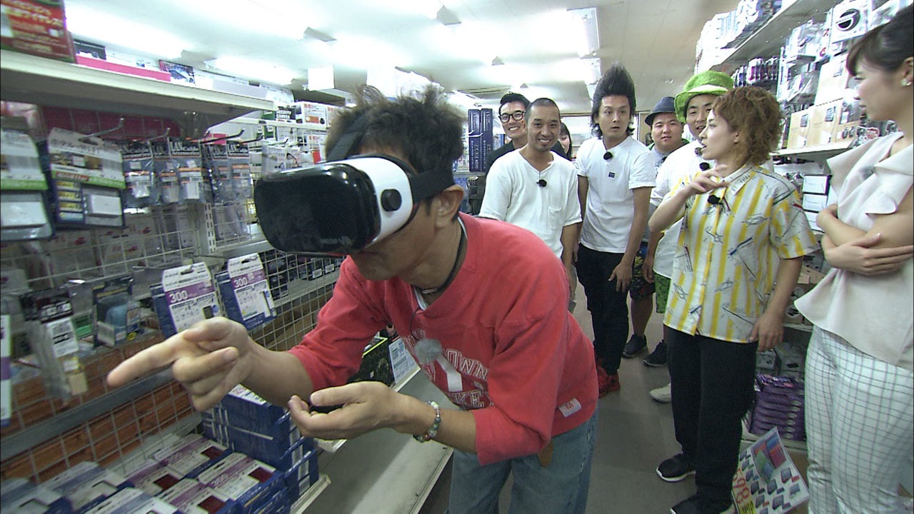 VRを体験するダウンタウン浜田。(c)MBS