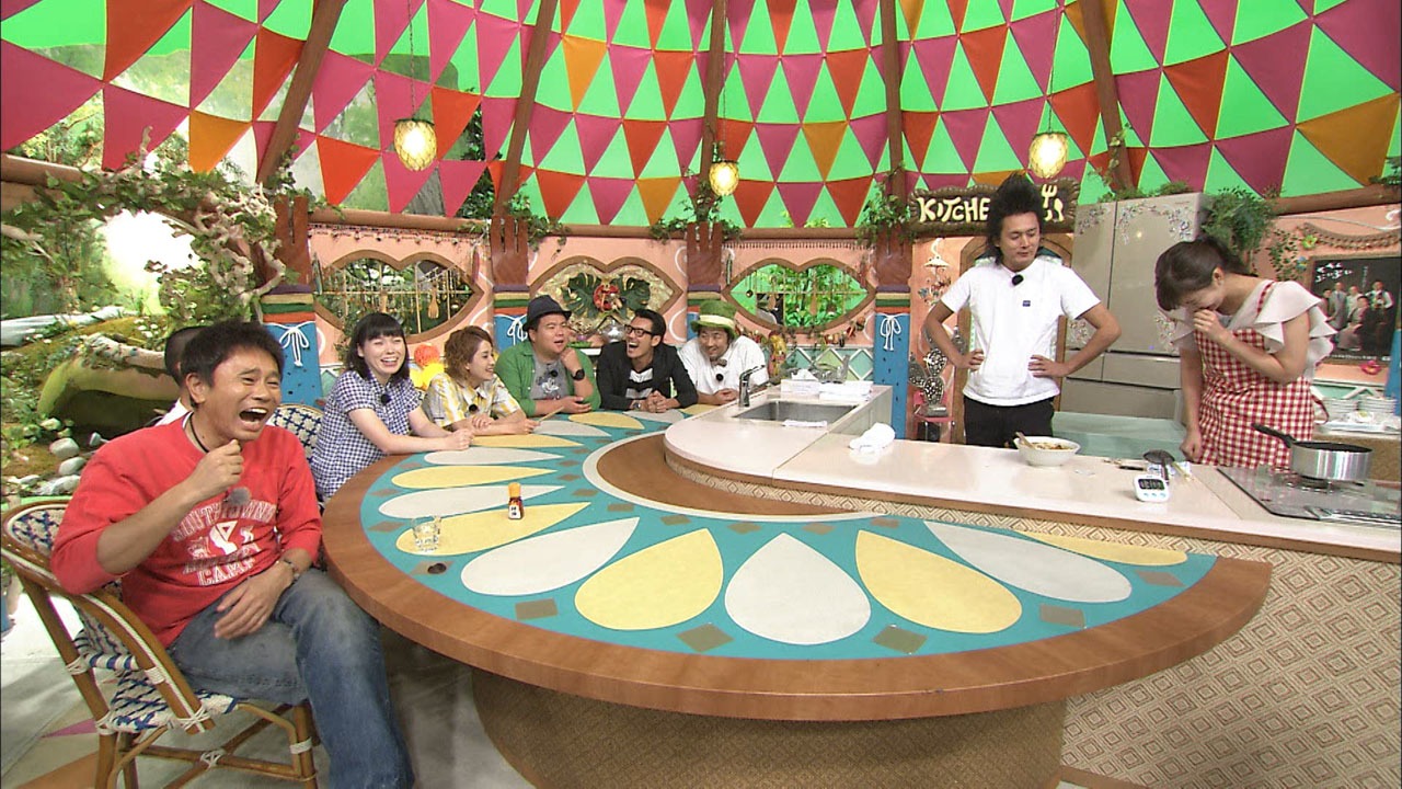 「ちちんぷいぷい」のスタジオセットでアレンジ料理を披露するミサイルマン岩部（右から2人）。(c)MBS