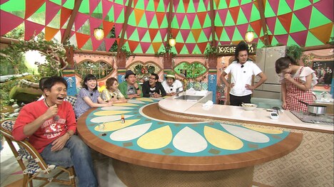 「ちちんぷいぷい」のスタジオセットでアレンジ料理を披露するミサイルマン岩部（右から2人）。(c)MBS
