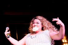 肉まんを口でキャッチする渡辺直美。(c)KEIICHI NITTA STUDIO