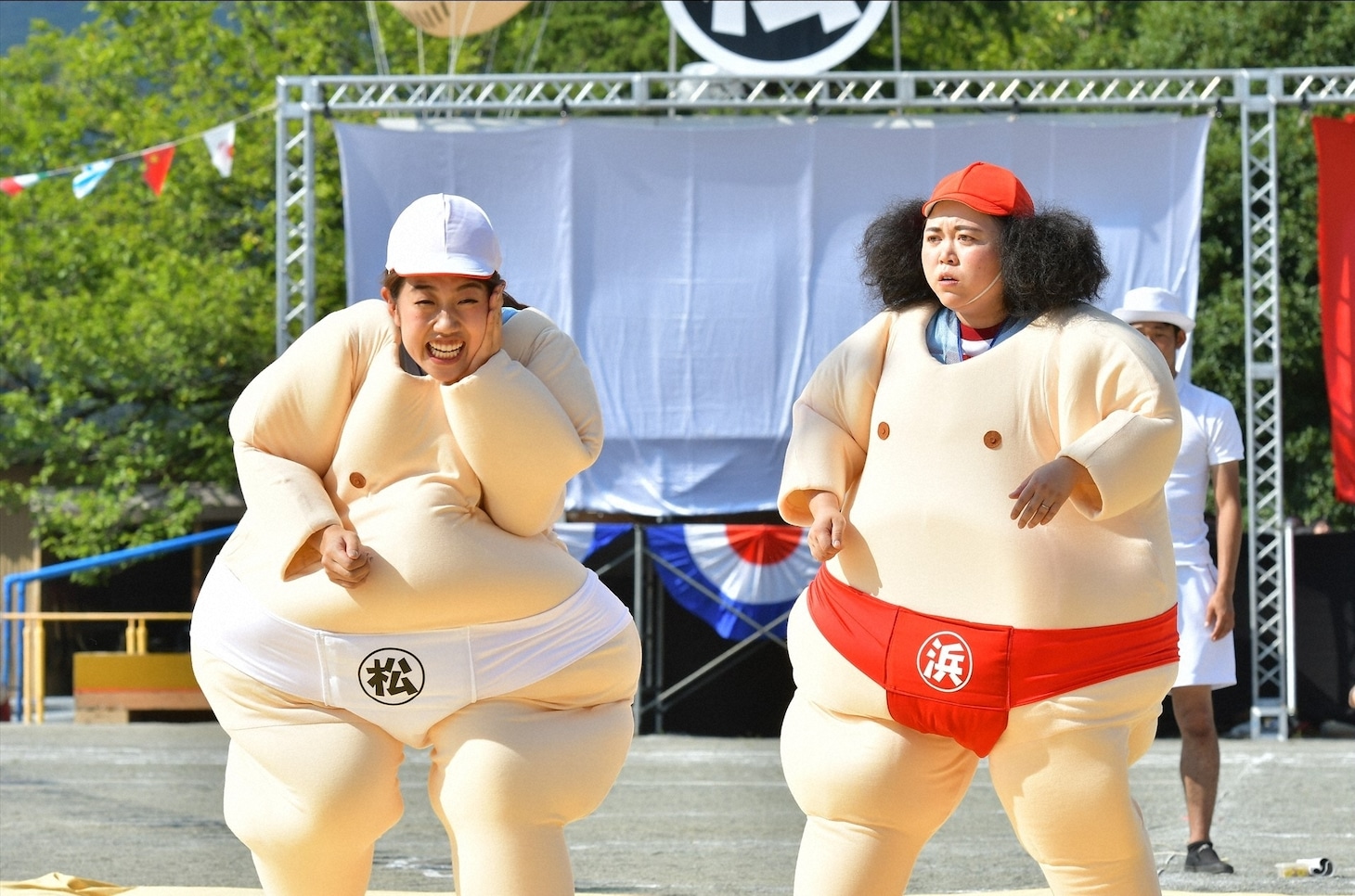 （左から）横澤夏子、ニッチェ江上。(c)TBS