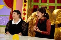 左から渡辺直美、横澤夏子。(c)読売テレビ