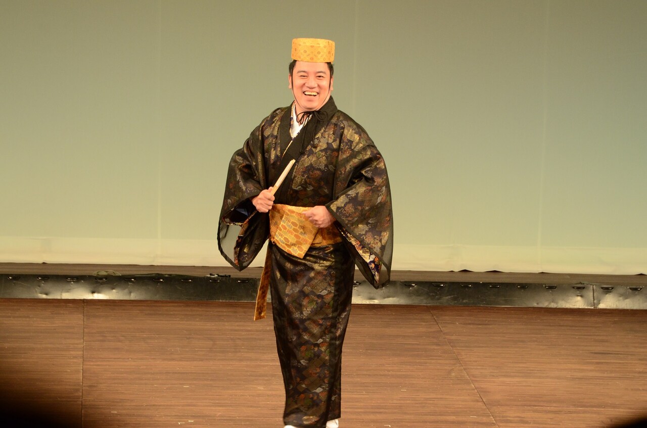 オープニング時の与座よしあき。