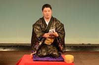 現代落語を披露する与座よしあき。