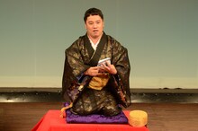 現代落語を披露する与座よしあき。