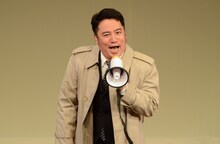 “最後ギュッとしてるコント”を披露する与座よしあき。