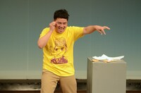 アドリブコントを披露する与座よしあき。