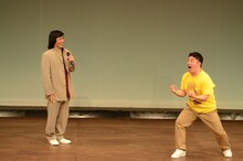 ジャッキーちゃん（左）の登場に喜ぶ与座よしあき（右）。