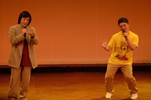 「HONG KONG黄昏」を歌う（左から）ジャッキーちゃん、与座よしあき。