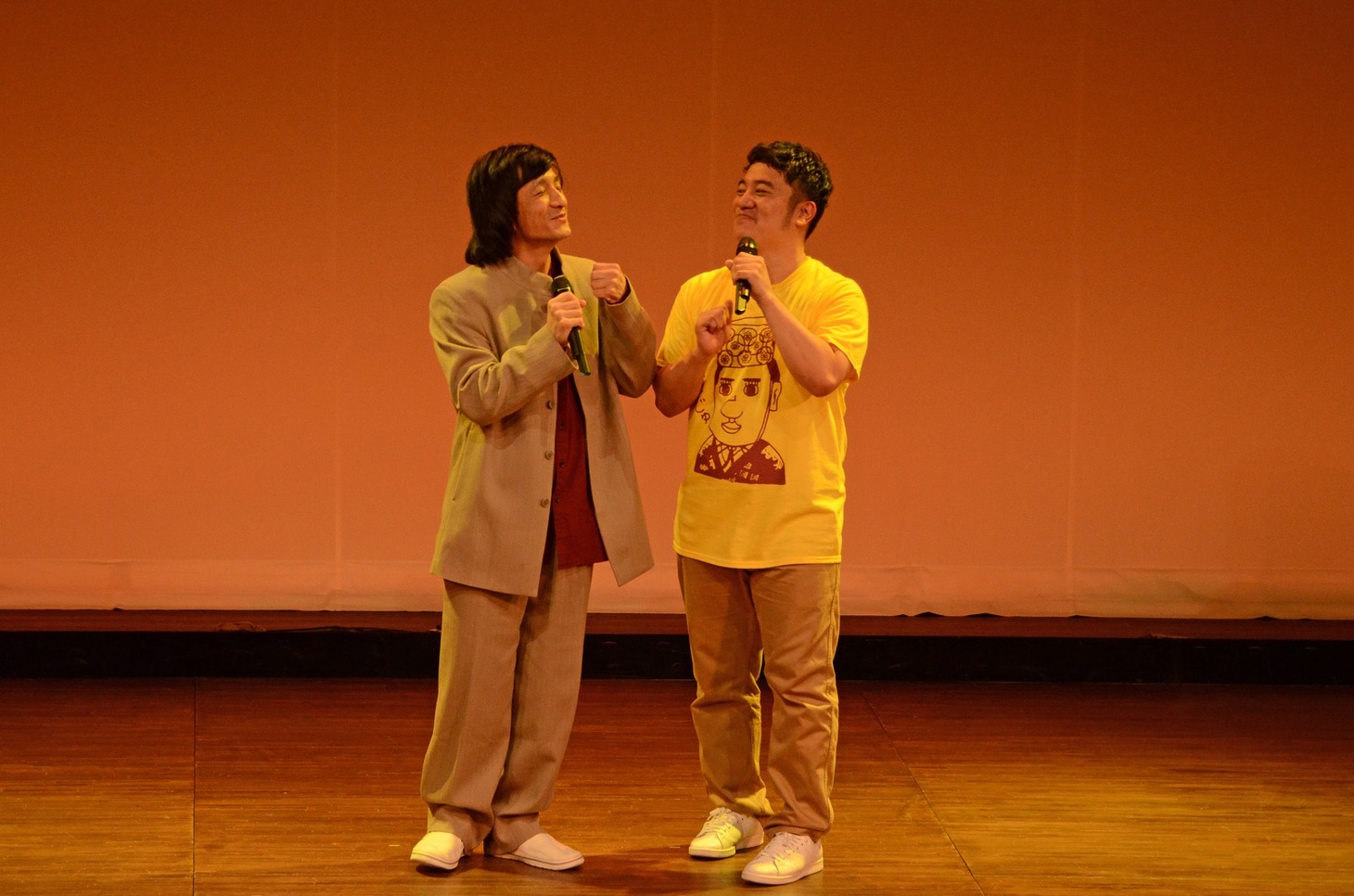 「HONG KONG黄昏」を歌う（左から）ジャッキーちゃん、与座よしあき。
