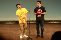 ホーム・チーム時代の漫才を披露する（左から）与座よしあき、せとたけお。