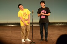 ホーム・チーム時代の漫才を披露する（左から）与座よしあき、せとたけお。