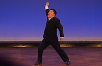 「“役者・与座よしあき”を全面的に出すやつ」を披露する与座よしあき。