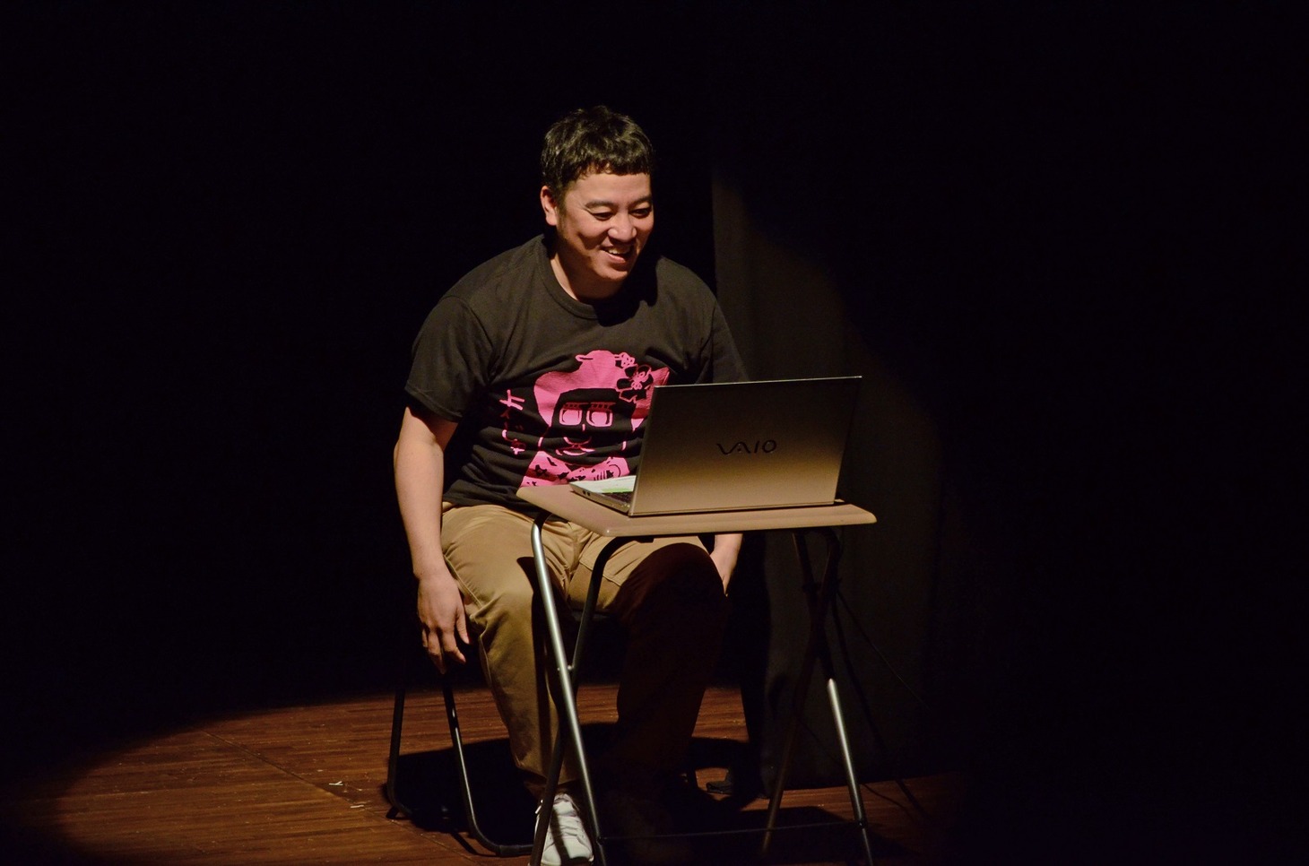 上田誠が中学生のときに作ったゲームをプレイする与座よしあき。
