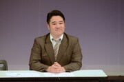内村宏幸からプレゼントされたコントを披露する与座よしあき。
