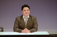 内村宏幸からプレゼントされたコントを披露する与座よしあき。