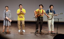 一緒に歌う与座よしあきとD.W.ニコルズ。