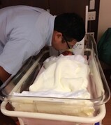 生まれてきた娘と対面するWエンジン・チャンカワイ