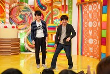 「金メダル男」劇中の「ヒルナンデス！」シーンを撮影するウッチャンナンチャン。