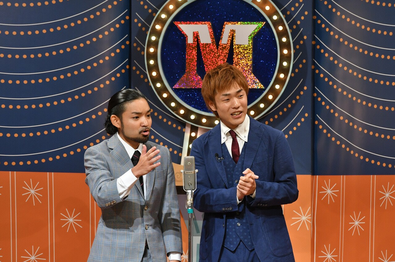 漫才でトークテーマを発表するキンニクキンギョ。(c)読売テレビ