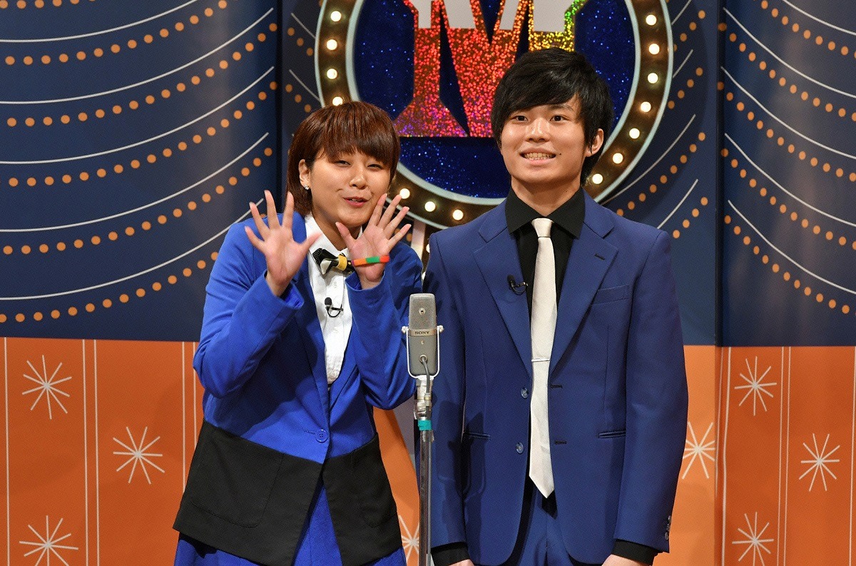 漫才でトークテーマを発表するいなかのくるま。(c)読売テレビ