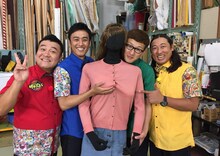 「疑似おっぱい選手権」に臨むアンタッチャブル山崎とロバート。(c)メ～テレ