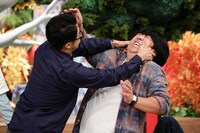 「子供の頃に流行った遊び」をテーマにしたコーナーで実際に遊ぶ、（左から）おぎやはぎ矢作、バナナマン日村。(c)フジテレビ