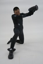 ガンツスーツふうのコスプレをまとってポーズを決めるレイザーラモンRG。