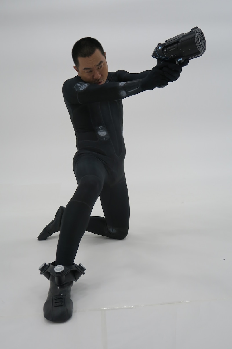 ガンツスーツふうのコスプレをまとってポーズを決めるレイザーラモンRG。