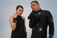 左から柏木ひなた、レイザーラモンRG。