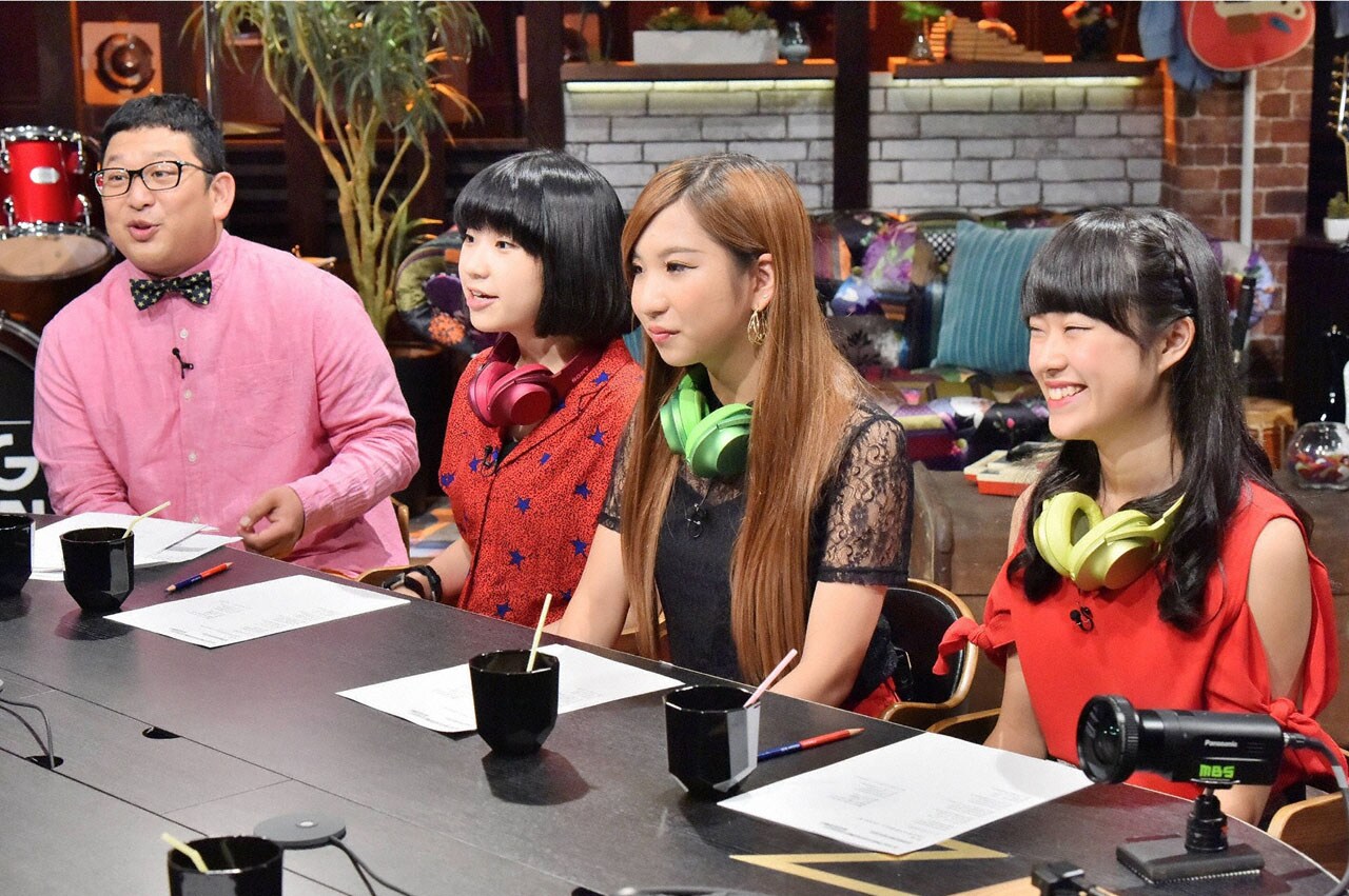 Wエンジン・チャンカワイ（左端）。(c)MBS