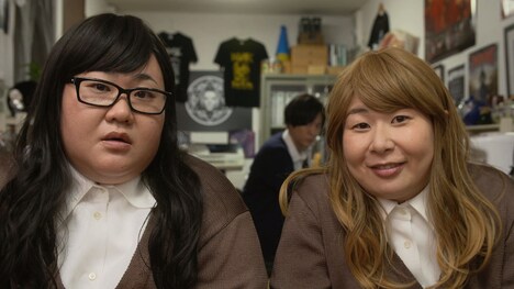 メイプル超合金・安藤演じる都子と、森三中・大島演じる富子。