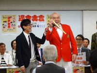 「第47回 漫才大会」記者会見にて、ギャグを披露する新宿カウボーイ。