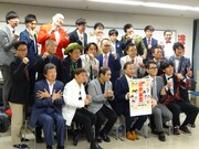 「第47回 漫才大会」記者会見にて。フォトセッションの様子。