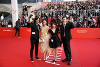 「第21回釜山国際映画祭」開幕式の様子。左から行定勲、芦那すみれ、岡村いずみ、板尾創路。