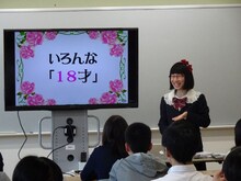 講義を展開するたかまつなな。