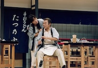 舞台に立つ井上竜夫。(c)吉本興業