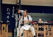 舞台に立つ井上竜夫。(c)吉本興業