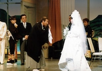 舞台に立つ井上竜夫。(c)吉本興業