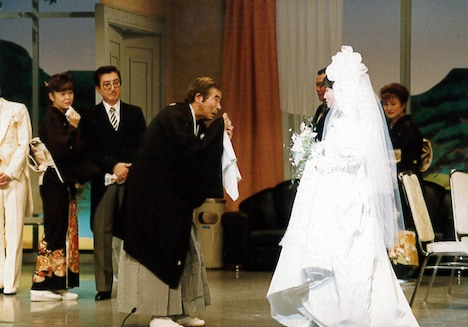 舞台に立つ井上竜夫。(c)吉本興業