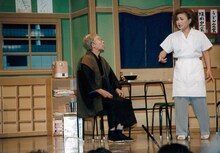 舞台に立つ井上竜夫。(c)吉本興業