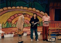 舞台に立つ井上竜夫。(c)吉本興業