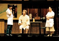 舞台に立つ井上竜夫。(c)吉本興業