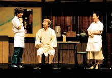 舞台に立つ井上竜夫。(c)吉本興業