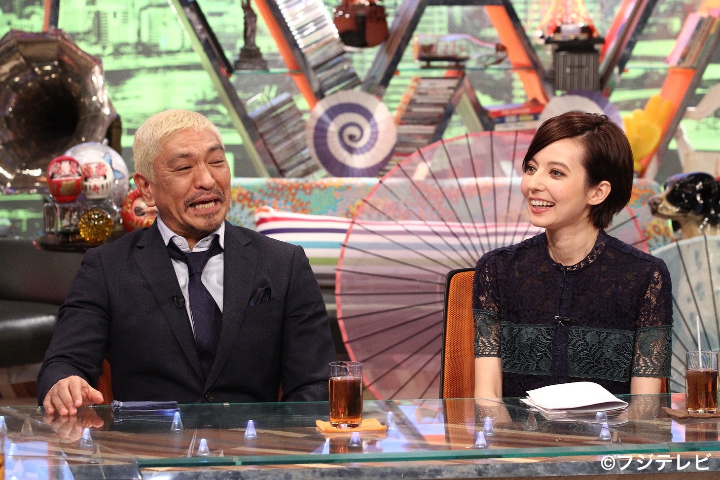 （左から）ダウンタウン松本、ベッキー。